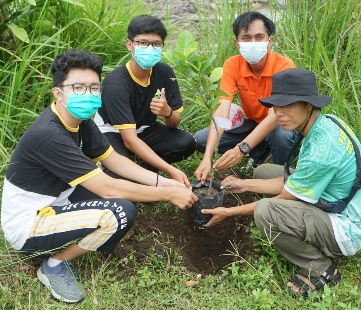 Peringati Hari Menanam Pohon Indonesia, Siswa-Siswi SMA Santo Yosef ...