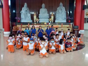 Anak-anak berkunjung ke Puri Tri Agung