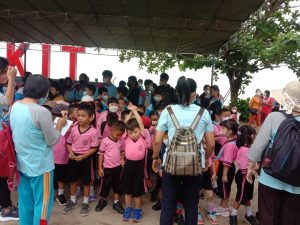 Siswa TK ikut berpartisipasi dalam perayaan HUT sekolah