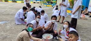 Siswa-siswi kelas XII IPA melakukan kegiatan praktikum di lingkungan sekolah SMA Yos Sudarso dengan penuh semangat dan keceriaan.