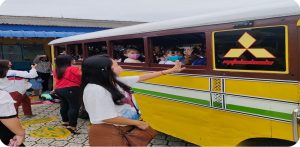 Para siswa menaiki bus unik di Tanjung Balai Karimun