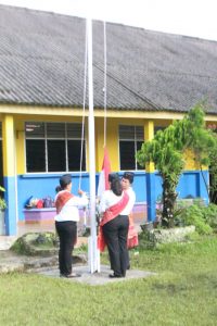 Guru guru SD St Agnes bertugas mengibarkan Bendera Merah Putih