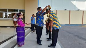 Kepala SMK Tunas Karya Mengalungkan Bunga Menyambut Kedatangan Tamu Undangan
