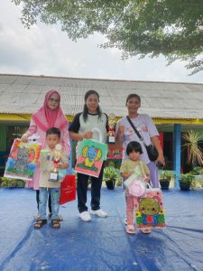 Pembagian hadiah juara lomba melukis