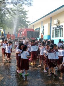 Keseruan bermain air