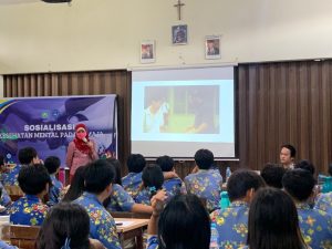 Anak-anak serius mendengarkan narasumber membawakan materi