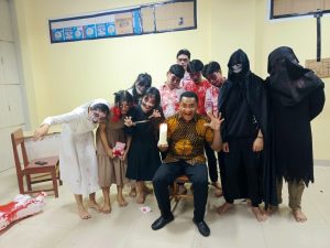 Keseruan tim wahana rumah hantu berpose bersama Romo Samuel