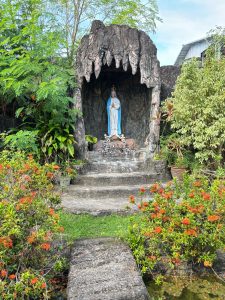 Gua Maria dibelakang sekolah