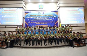 Peserta diklat kenaikan ruang berfoto bersama pengurus YTK