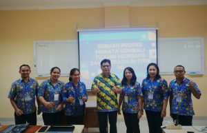 Berfoto bersama usai presentasi kelompok