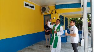Romo Samuel memberkati bagian depan gedung arsip
