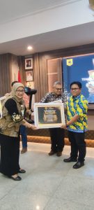 Romo Yudi menerima penghargaan dari BPJSTK