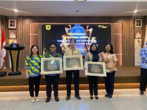 Ibu Bi Lie mendampingi Romo Yudi saat berfoto bersama peringkat terbaik kategori lainnya