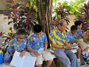 Siswa dan guru asyik membaca buku