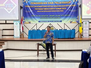 Ketua YTK saat memberikan materi kepemimpinan