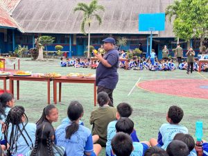 Romo Stefan hadir ditengah anak-anak dalam rangka merayakan HPS
