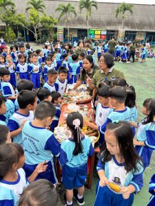 Siswa bersama guru mencicipi makanan lokal