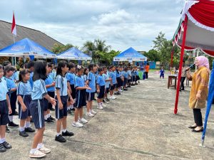 Cece Dessy memberikan motivasi bagi siswa