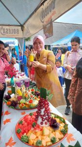 Cece Dessy memamerkan olahan jagung rebus yang sudah dihias