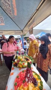 Salah satu orang tua menjelaskan pangan lokal dari kelompok kelas mereka kepada Cece Dessy