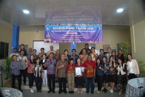 Berfoto bersama pembina,pengawas,pengurus YTK dan pegawai kantor