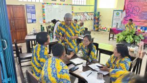 Membuat program bersama dalam melibatkan orang tua dan masyarakat