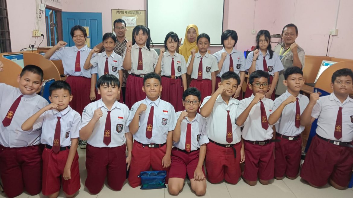 Foto bersama murid bersama Kepala SD Santu Yusuf dan Pengawas Silang.